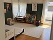 Kinderzimmer 1 im Obergeschoss mit Zugang zur Dachterrasse