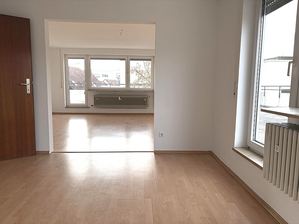 Blick vom Ess- ins Wohnzimmer