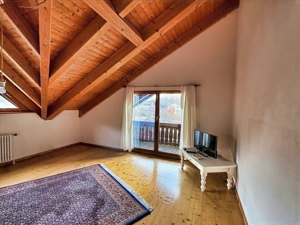 Wohnzimmer mit Balkon im DG