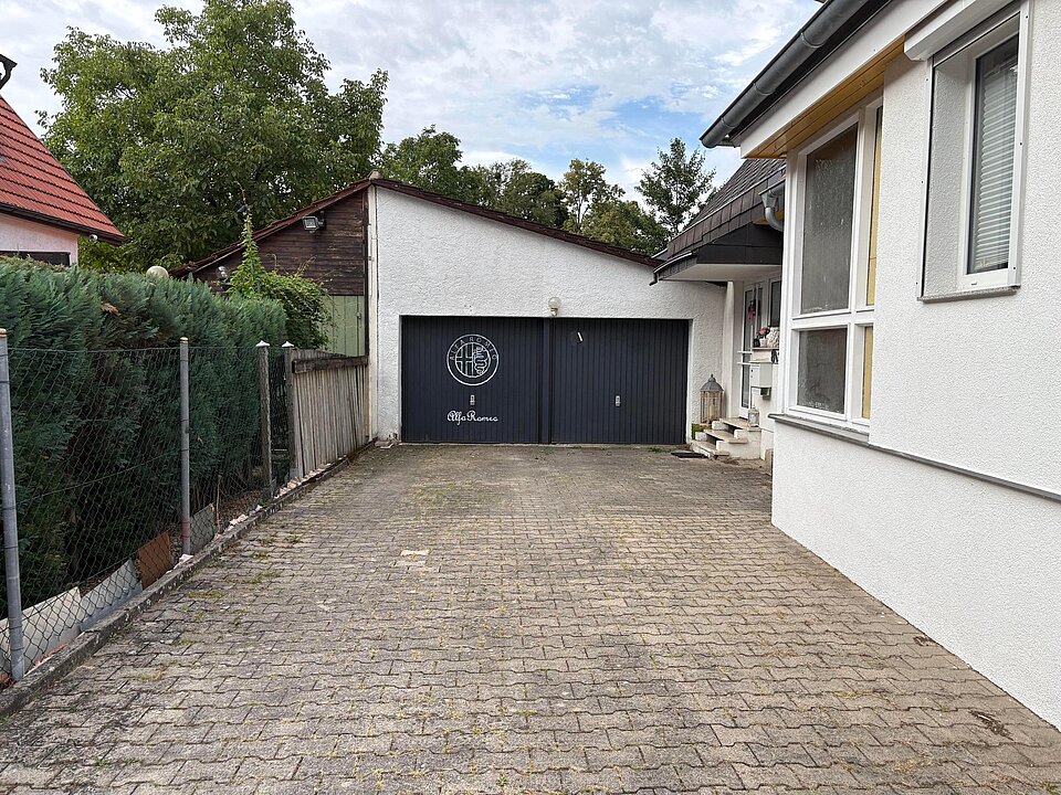 Die linke Garage gehört zum Haus