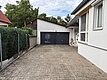 Die linke Garage gehört zum Haus