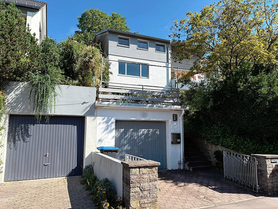 Hausansicht mit Garage