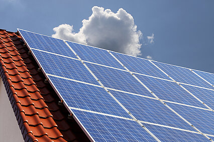 Hausdach mit Photovoltaikanlage
