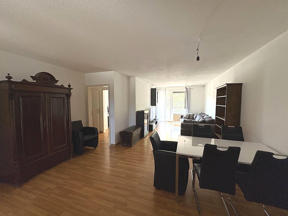 Wohn- und Essbereich mit Balkonzugang