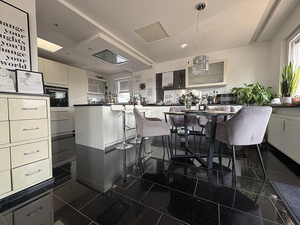 Offener Wohn-/ Essbereich und Küche