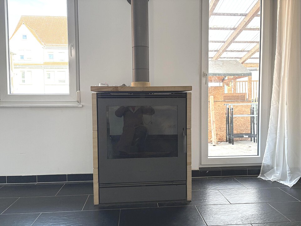 OG: Kaminofen im Wohnzimmer
