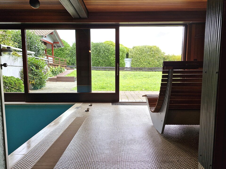 Schwimmbad mit Zugang zum Garten