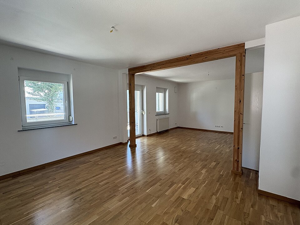 Wohn- und Esszimmer, Zugang zum Balkon