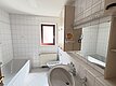 Badezimmer mit Dusche und Badewanne