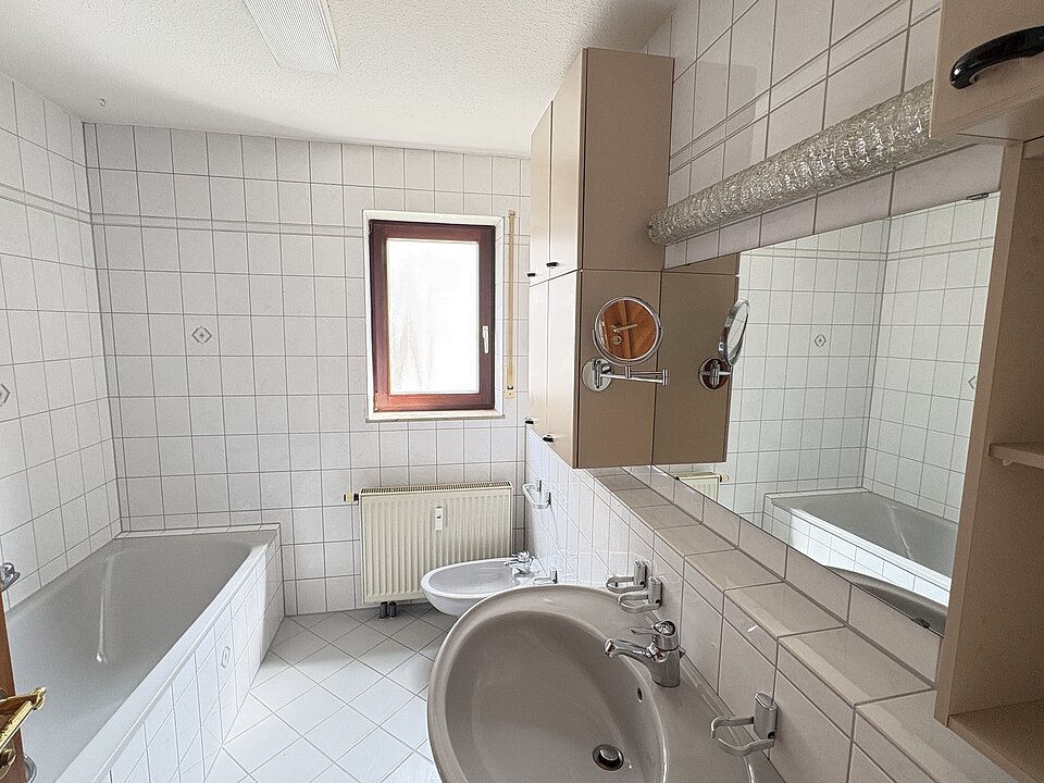Badezimmer mit Dusche und Badewanne