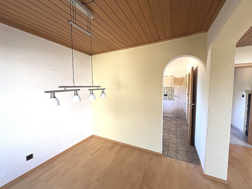Esszimmer mit Zugang zur Küche und Wohnzimmer