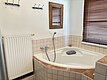 Eckbadewanne im Tageslichtbad OG