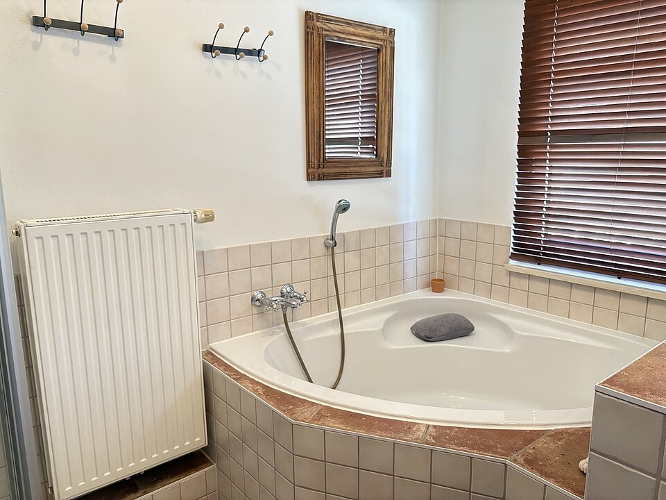Eckbadewanne im Tageslichtbad OG