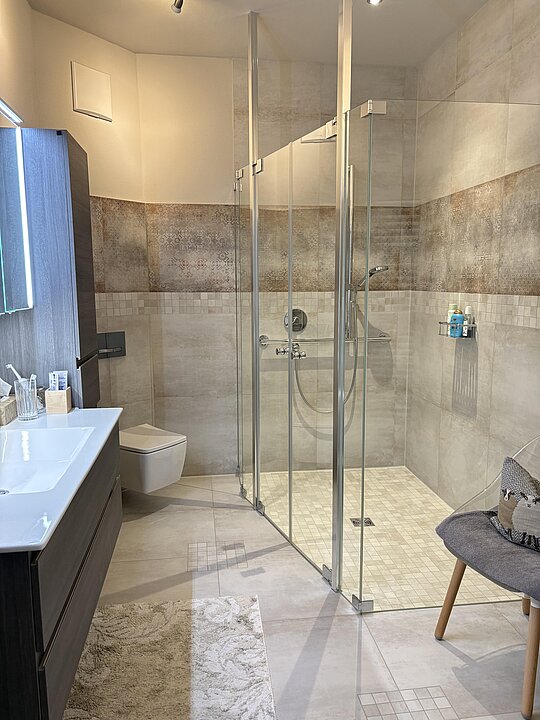 Großes Badezimmer