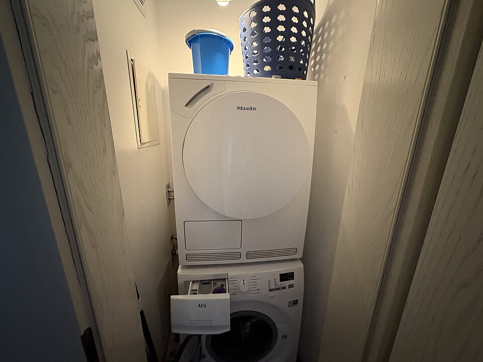 Waschmaschine und Trockner im Abstellraum