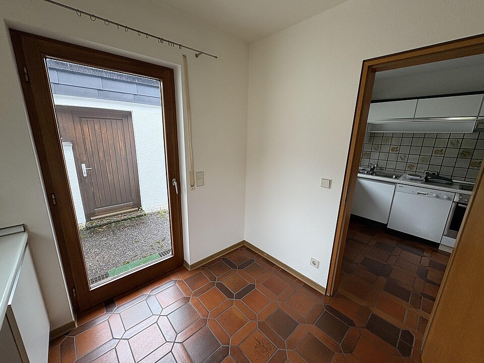 HWR/Speisekammer mit Zugang zur Garage und Garten