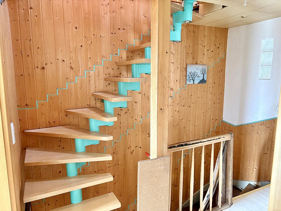 Treppe zur ausgebauten Bühne