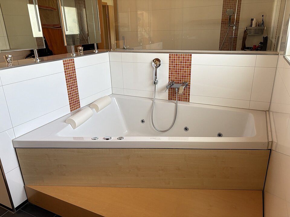 Whirlpool im Tageslichtbad