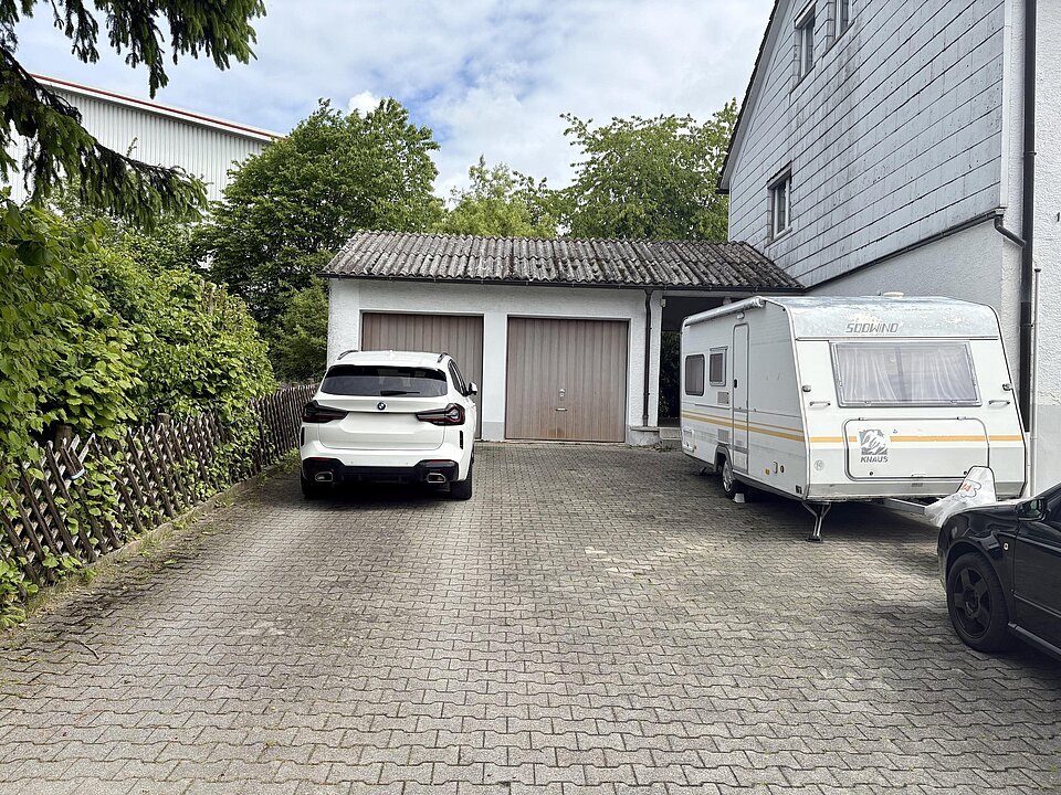 Hofeinfahrt mit Garage