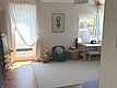 Kinderzimmer 2 im Obergeschoss mit Zugang zur Dachterrasse