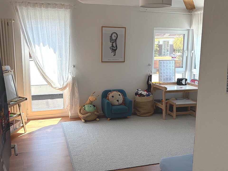 Kinderzimmer 2 im Obergeschoss mit Zugang zur Dachterrasse