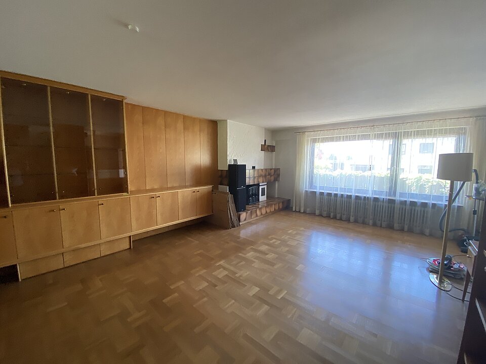 Wohnzimmer mit offenem Kamin