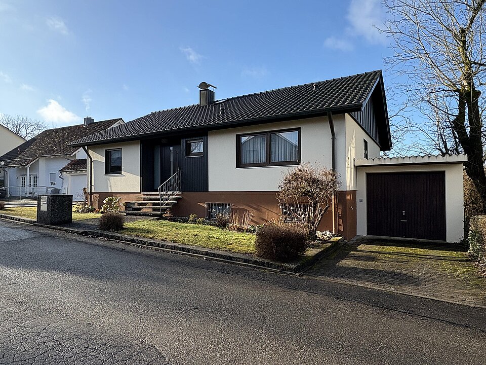 Außenansicht mit Garage