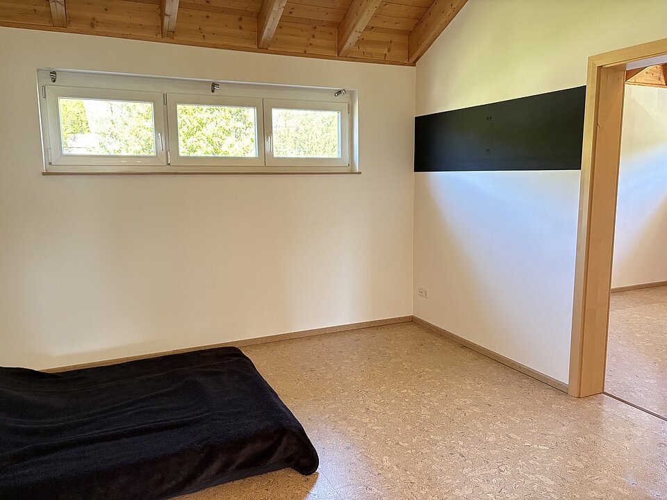 Schlafzimmer mit Übergang ins Ankleidezimmer