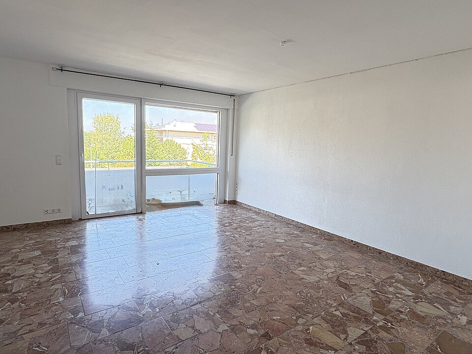 Wohnzimmer mit Balkon