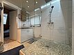 Dusche, Waschbecken und WC