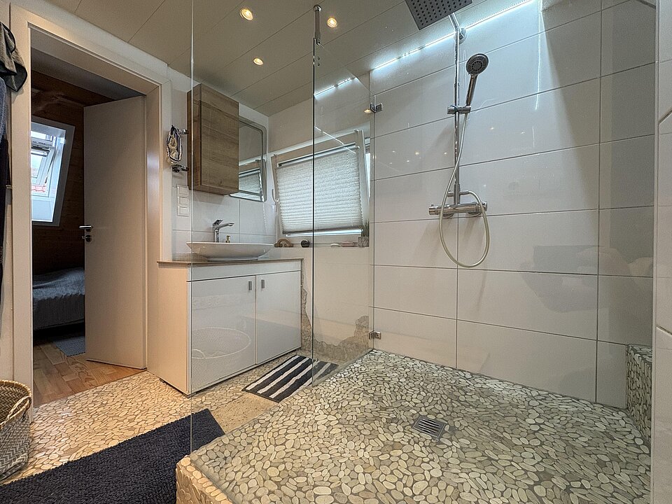 Dusche, Waschbecken und WC