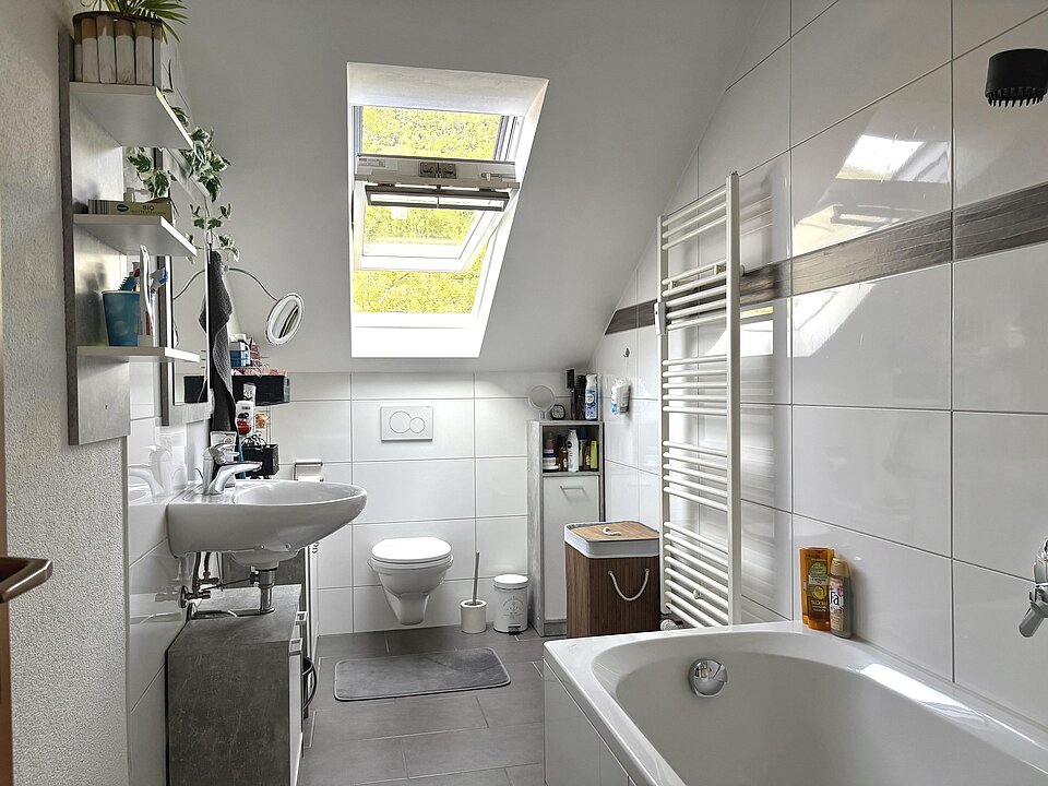 Tageslichtbad DG-Wohnung rechts
