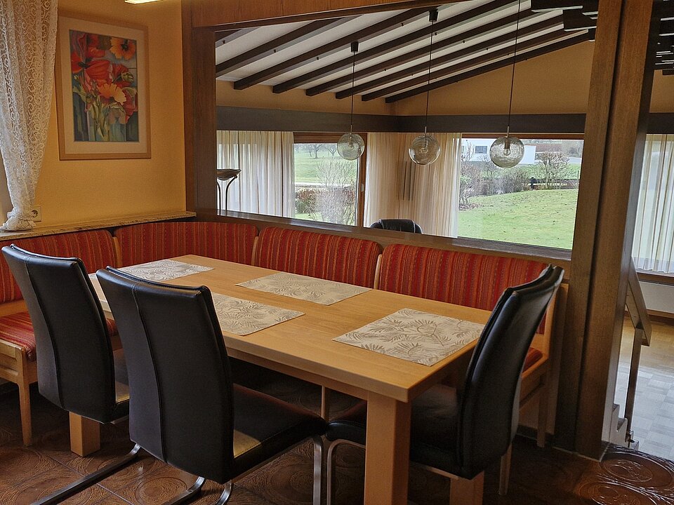 Esszimmer mit Blick ins Wohnzimmer