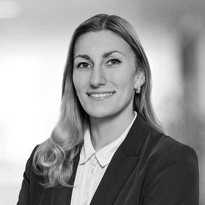 Portrait Martina Lenic in Schwarz-Weiß